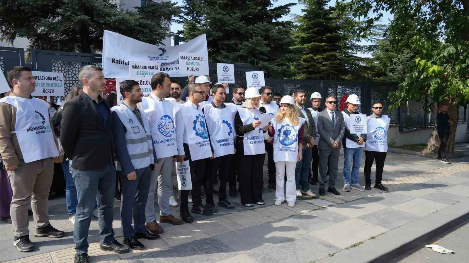 Mühendis Tek-Sen Konfederasyonu’ndan Bakanlık önünde özlük haklarında ve ücretlerde iyileştirme talebi