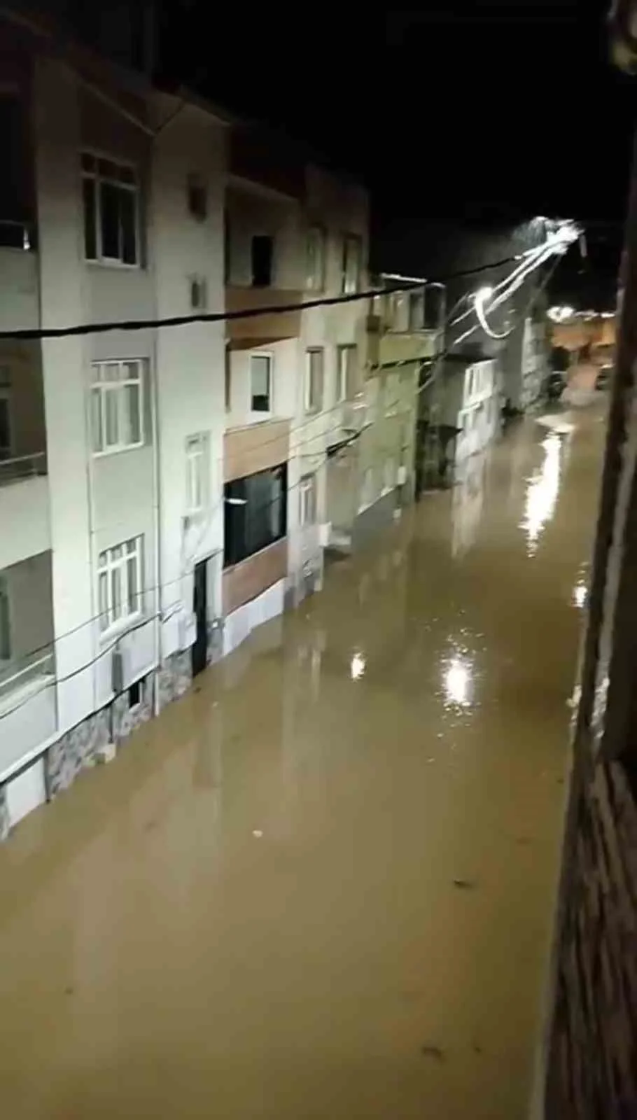 Biga’da cadde ve sokaklar göle döndü
