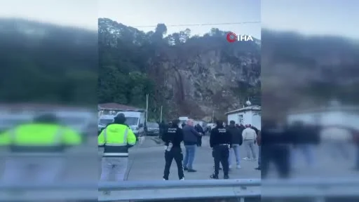 Artvin’de tır garajının olduğu alanda heyelanlar devam ediyor: Heyelan anı kamerada