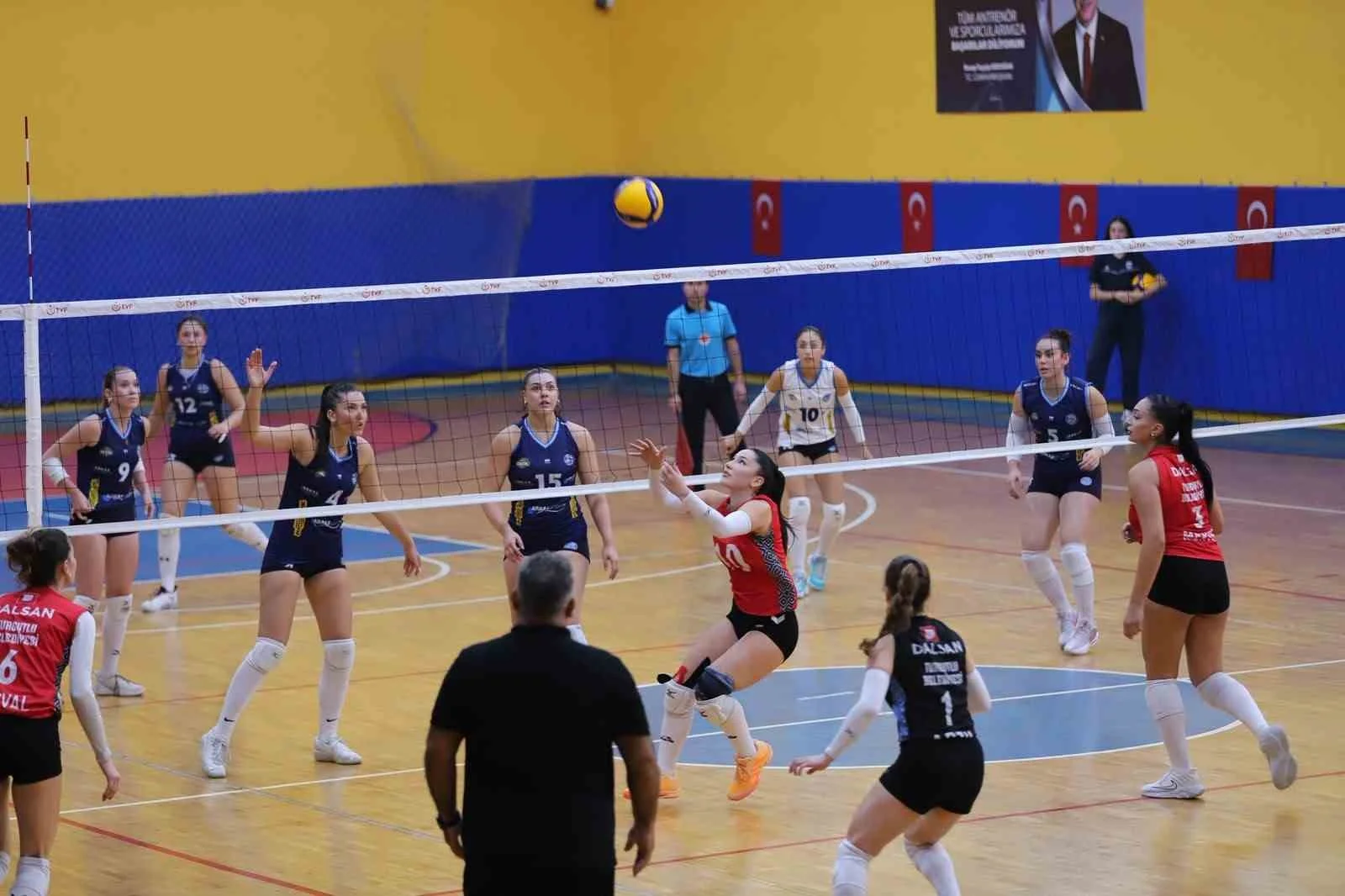 Turgutlu’nun Sultanları deplasmanda kazandı, basketbol takımı Fenerbahçe’ye takıldı