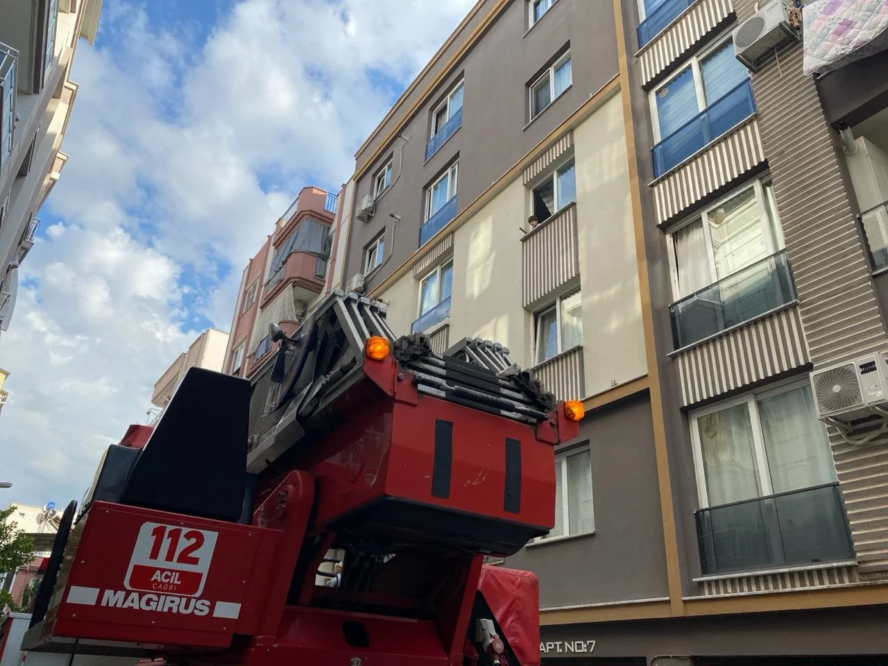 Penceredeki çocuk ekipleri alarma geçirdi
