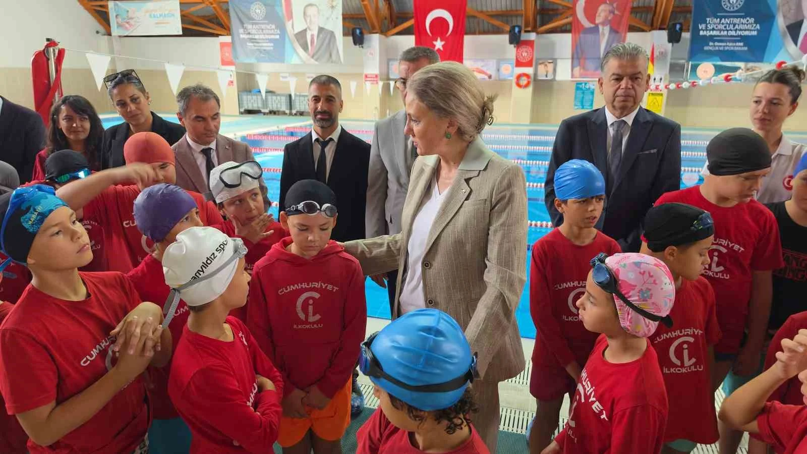 Nazilli’de çocuklar yüzme öğreniyor