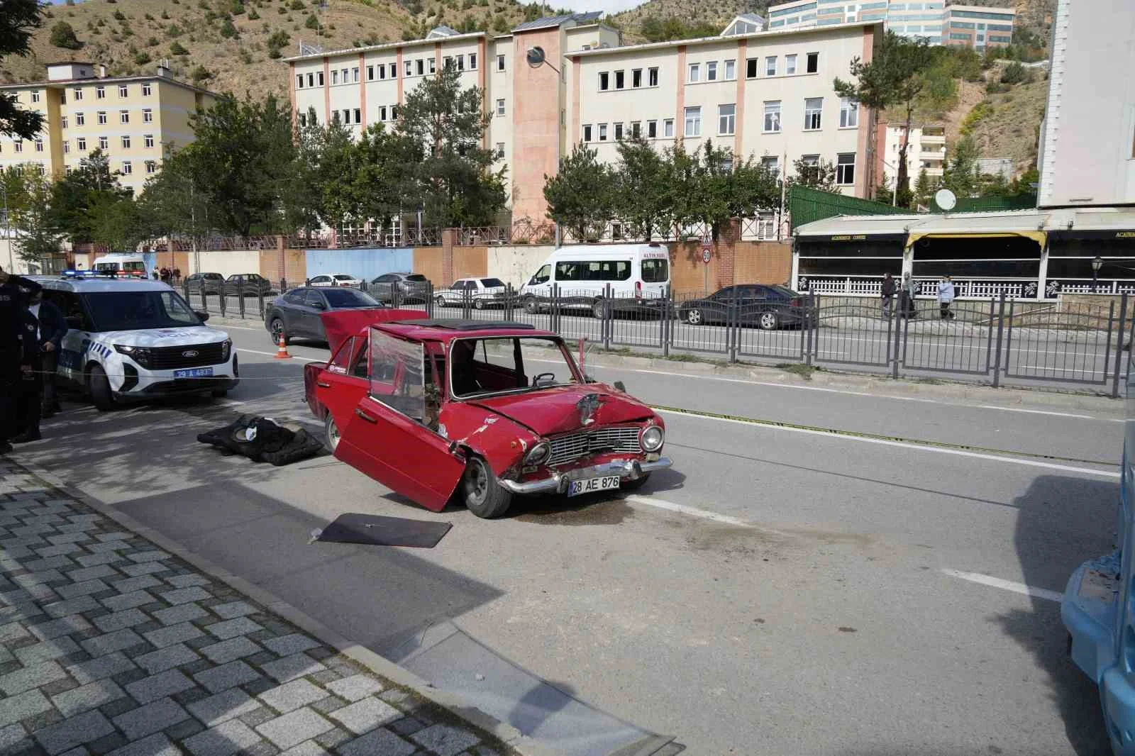 Gümüşhane’de otomobil durakta bekleyen otobüse çarptı: 2 yaralı