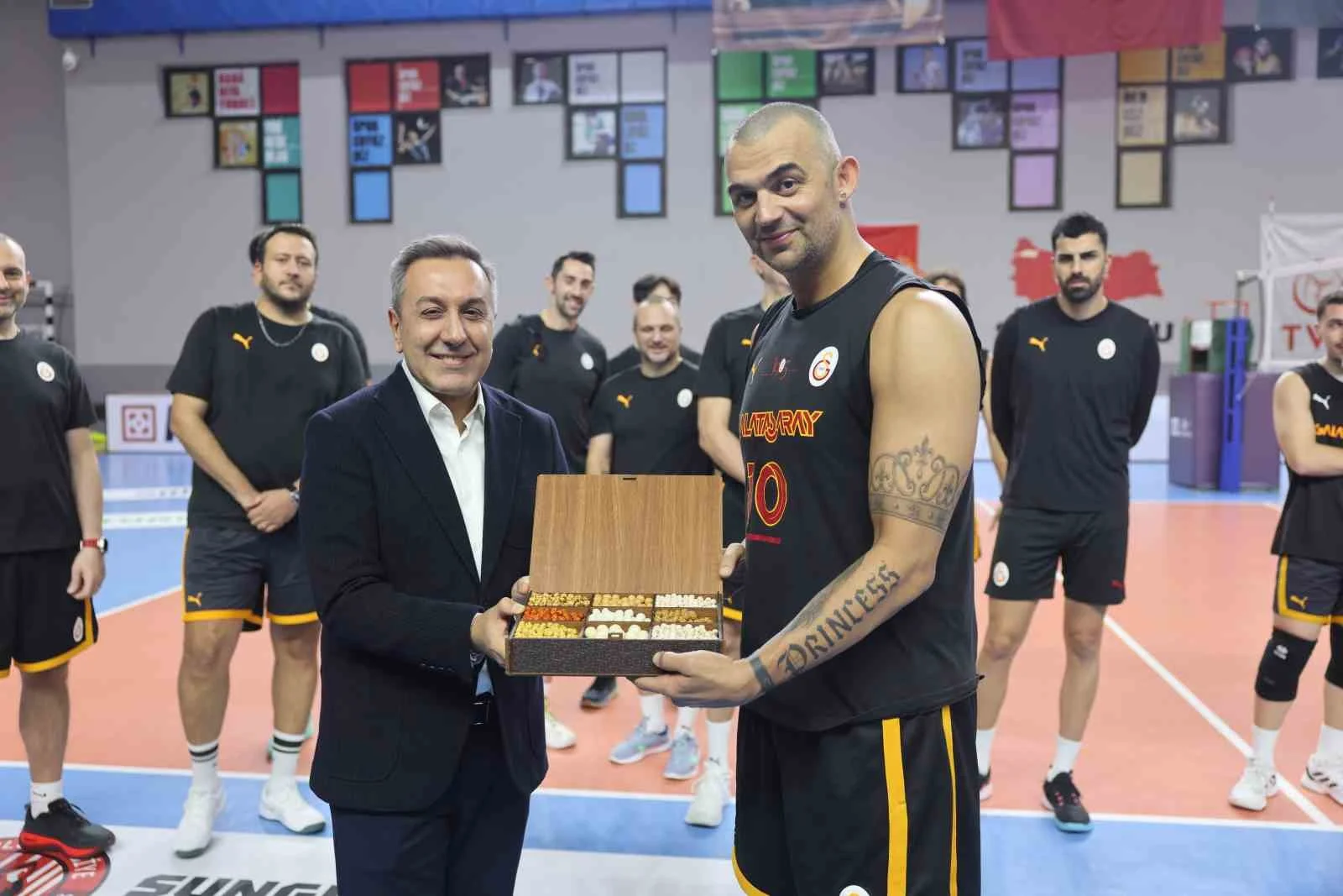 Başkan Dere’den maç öncesi Sungurlu Belediyespor ile Galatasaray Madeş Mobilya takımlarına ziyaret