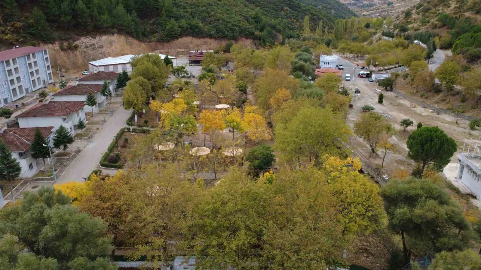 Demirci’de sonbaharın renk cümbüşü havadan görüntülendi