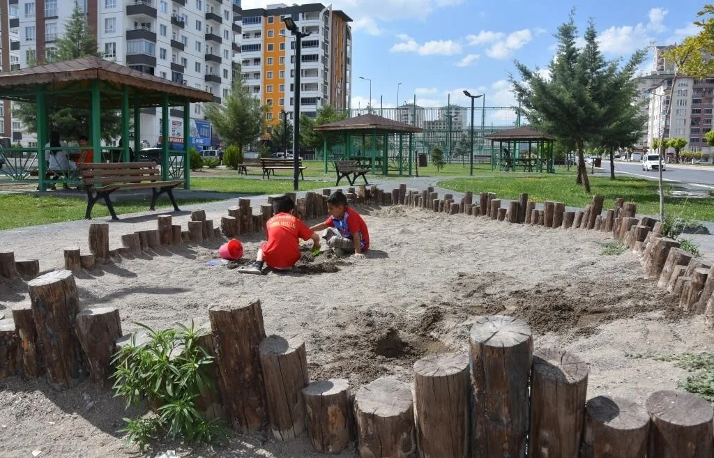 Kocasinan’da parklar, çocuklara toprakla vakit geçirme fırsatı sunuyor