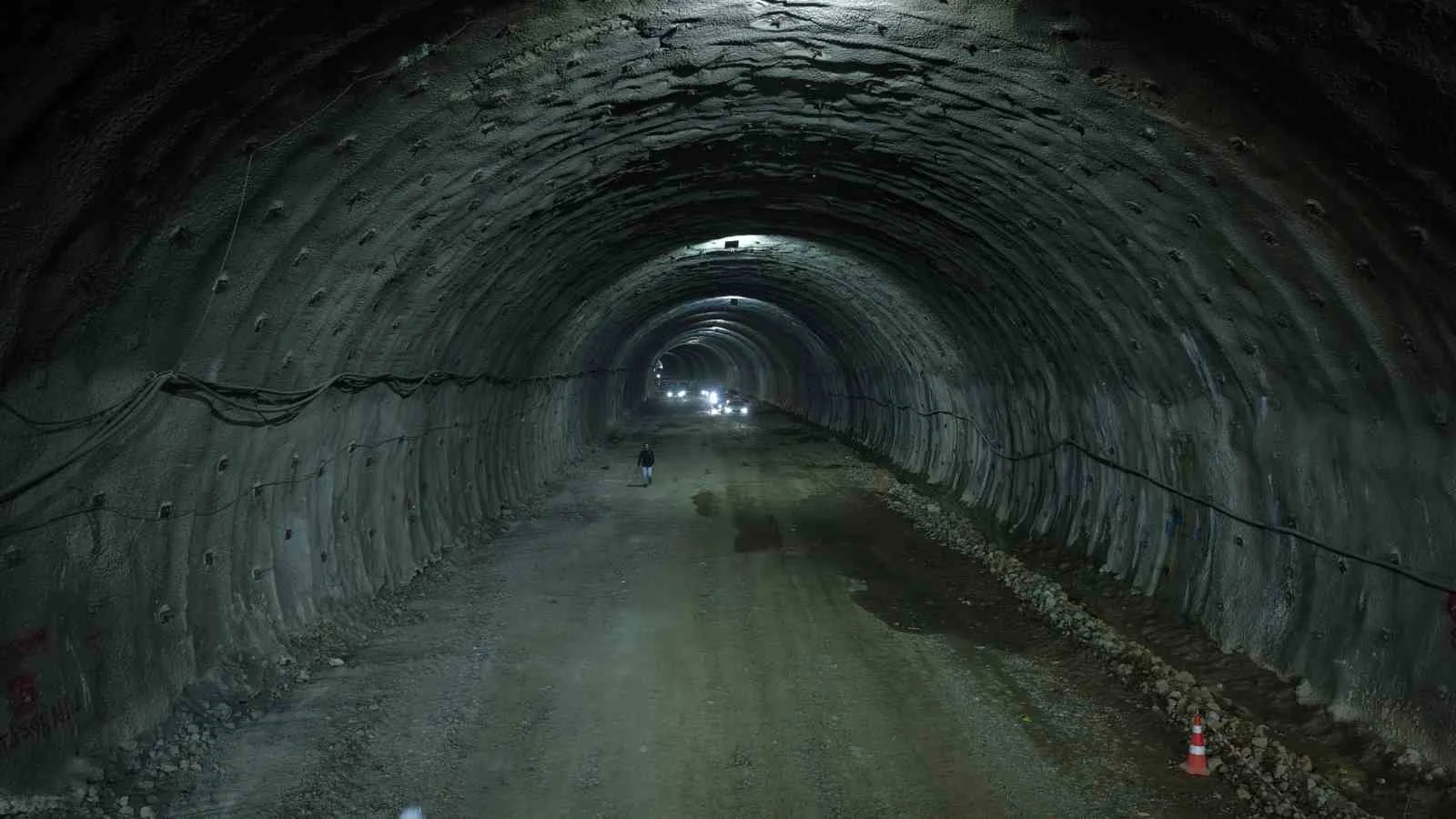 Trabzon’da yapımı süren Güney Çevre Yolu’nda ilk tünelde ışık görüldü