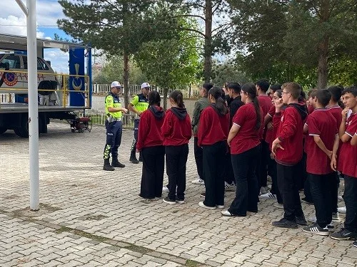 Erzincan’da öğrenci ve öğretmenlere uygulamalı trafik eğitimi verildi