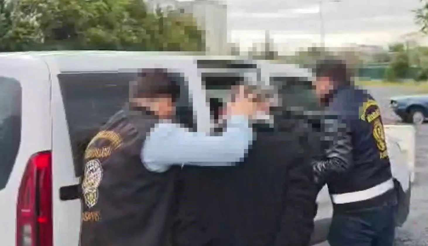 Küçükçekmece’de bir şahsa silahlı saldırı düzenlendi, şüpheliler kıskıvrak yakalandı