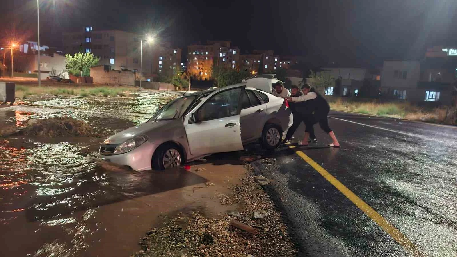 Kahta’da cadde göle döndü, otomobil mahsur kaldı