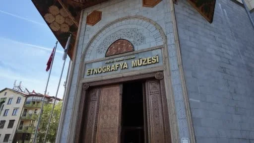 Her ziyaretçi ilmek ilmek Türk bayrağı halısı dokuyor