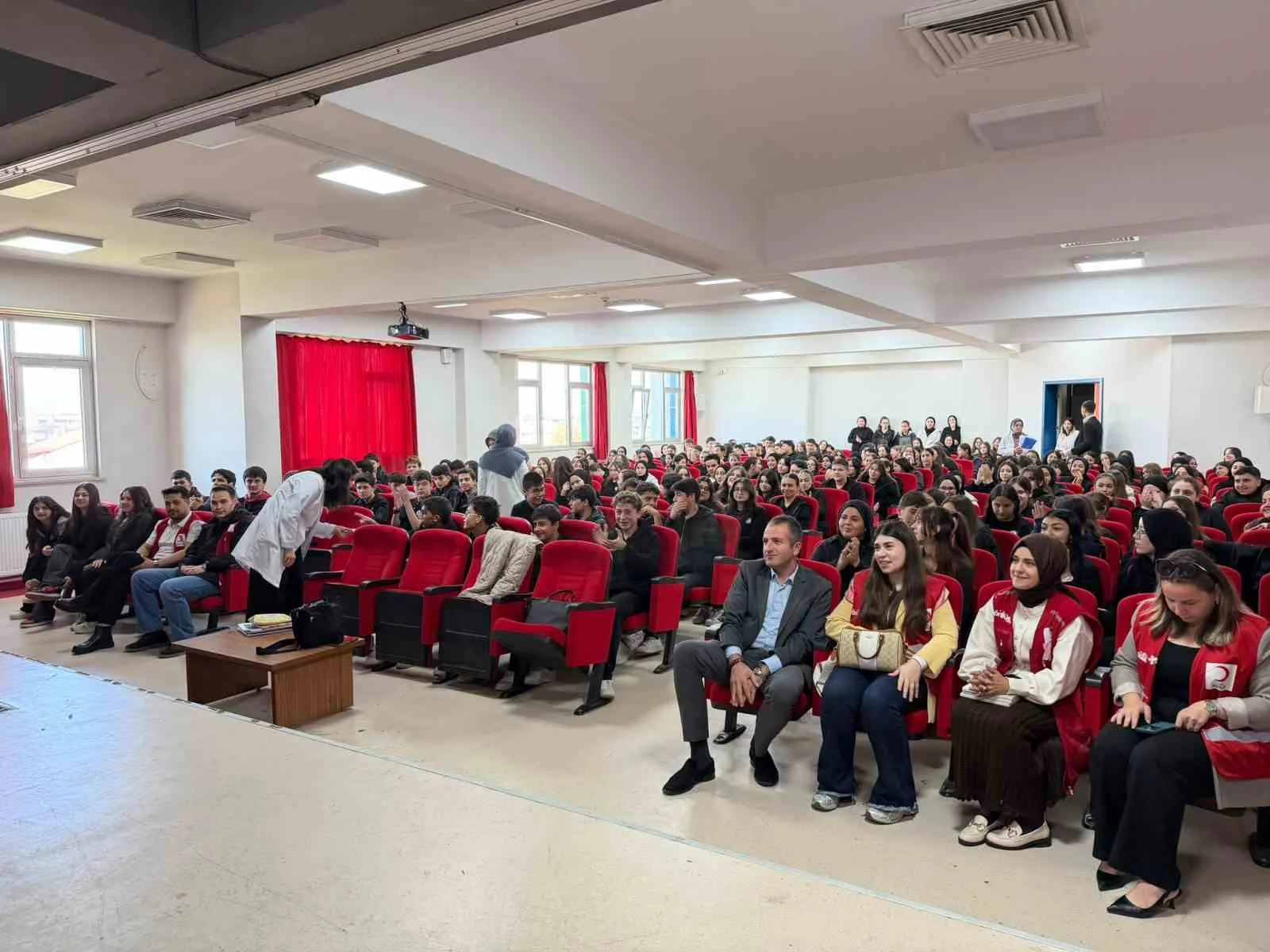 Düzce’de lise öğrencilerine Kızılay ve ilk yardım eğitimi verildi