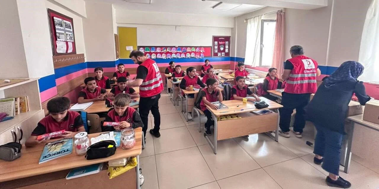 Şırnak’ta öğrencilere hijyen kitleri dağıtıldı
