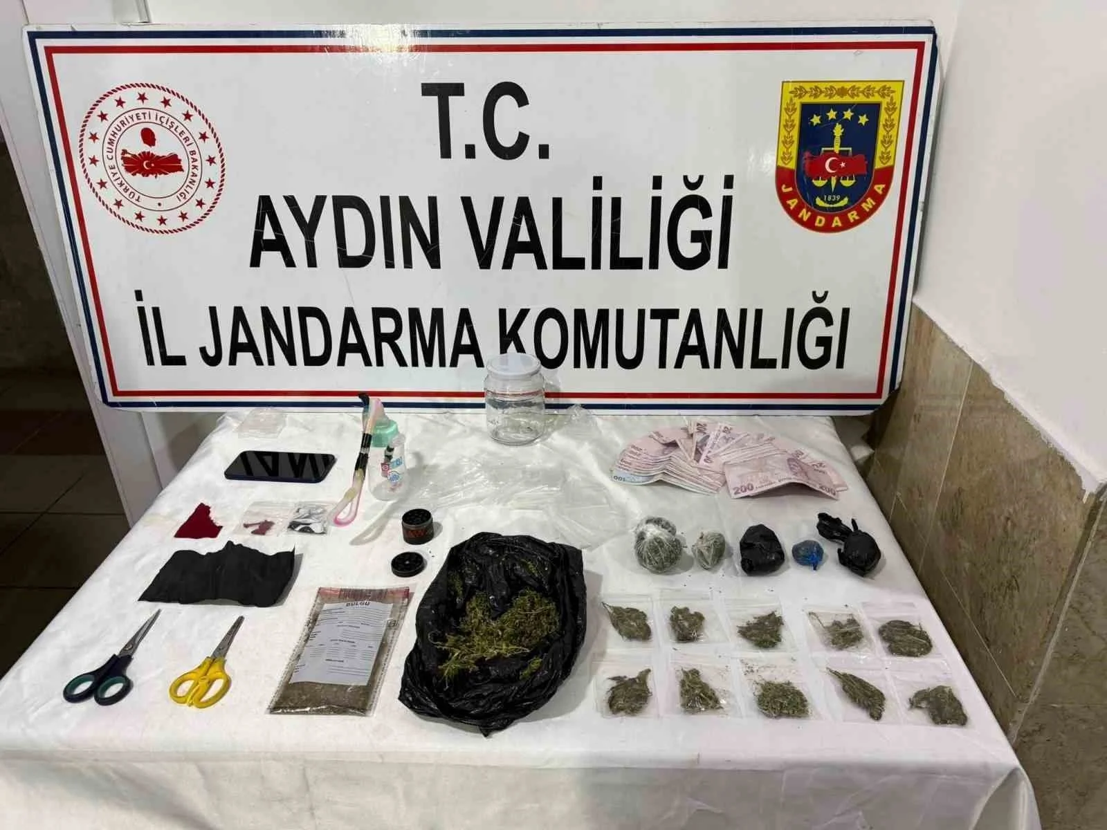 Nazilli’deki ev aramasında uyuşturucu deposu ortaya çıktı
