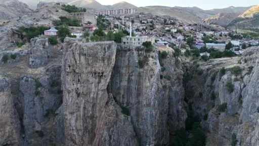 Bu evi gören bir daha bakıyor... Farklı kayalardaki ev ve bahçesine köprü ile ulaşım sağlanıyor