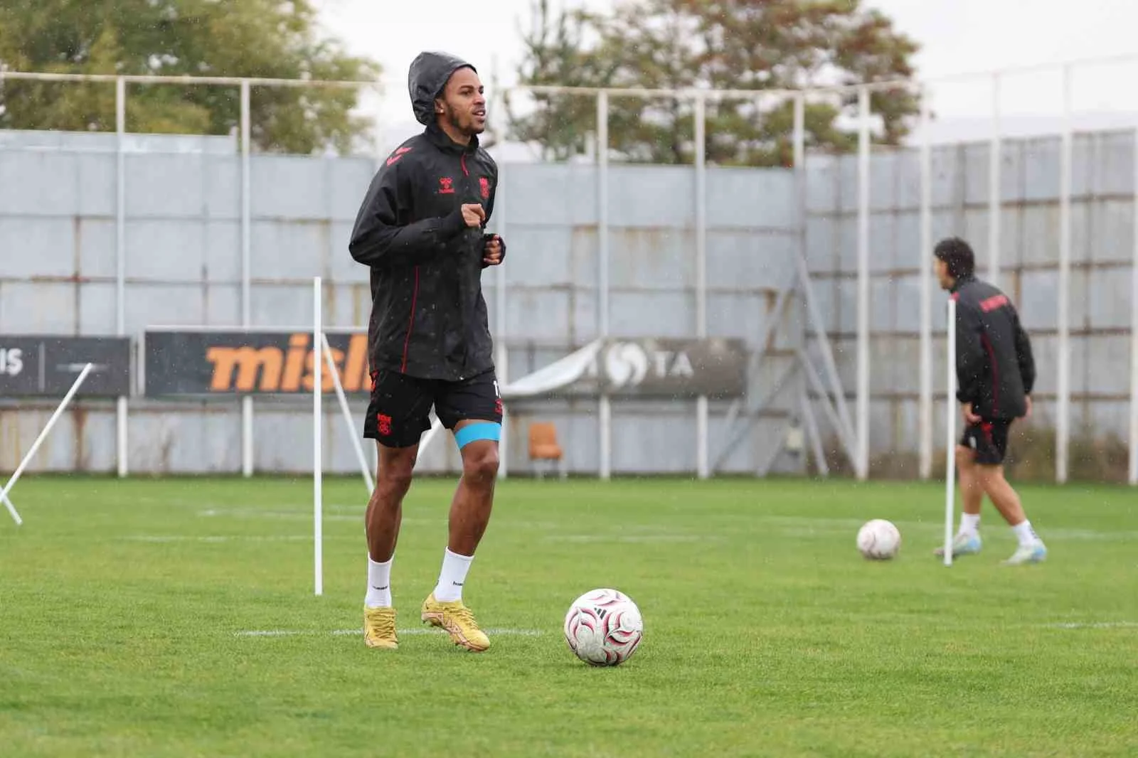 Sivasspor yağmur altında çalıştı