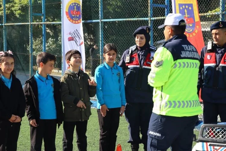 Jandarma, 300 öğrenciye güvenlik eğitimi verdi