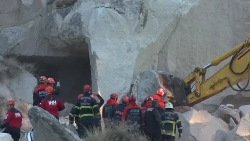Kapadokya’da çöken peribacasından bir kişi böyle çıkartıldı