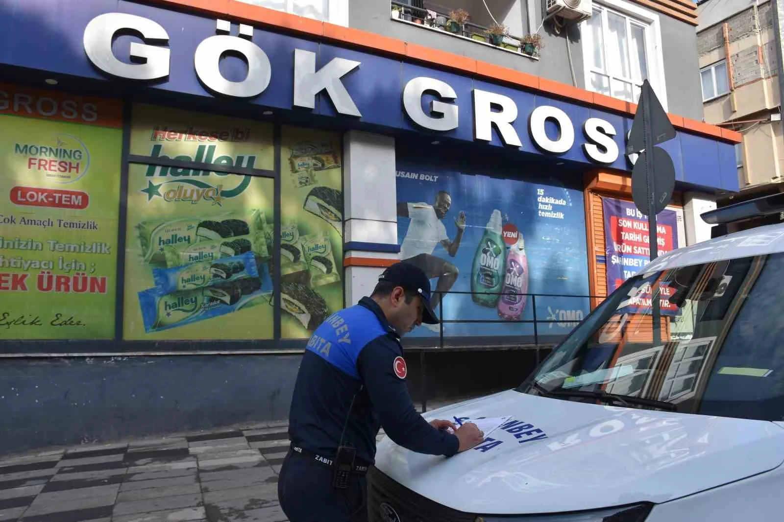 Son kullanma tarihi geçmiş ürün satan 2 market kapatıldı