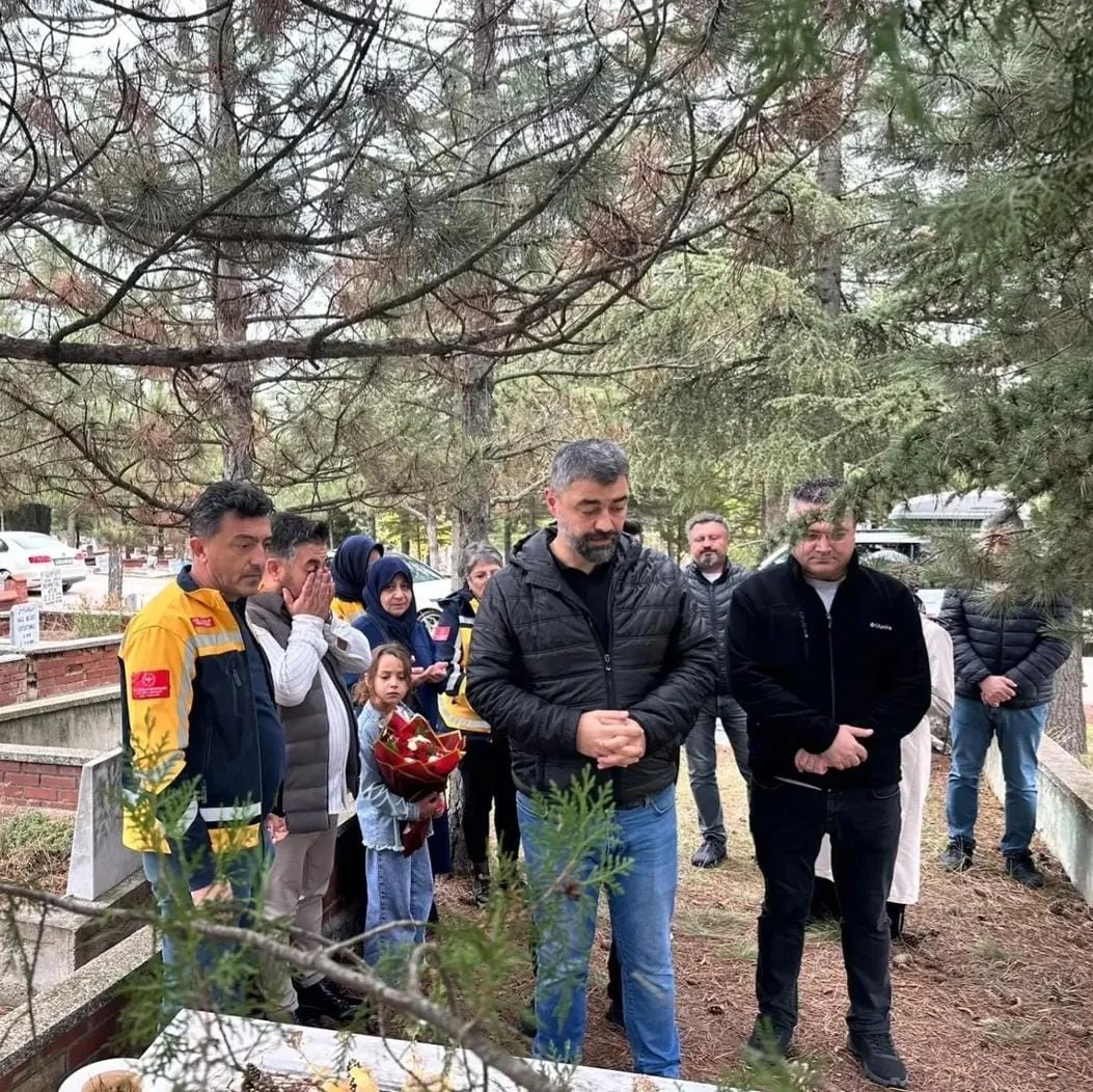 Eskişehir’de görev şehidi sağlık çalışanı kabri başında anıldı