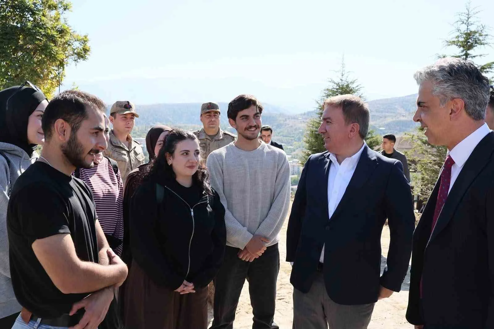 Vali Aydoğdu ve Rektör Kuyrukluyıldız öğrencilerle buluştu