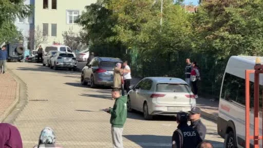 Başakşehir’deki ortaokulda öğrencilerin bıçaklı kavgası sonrası veliler okula akın etti