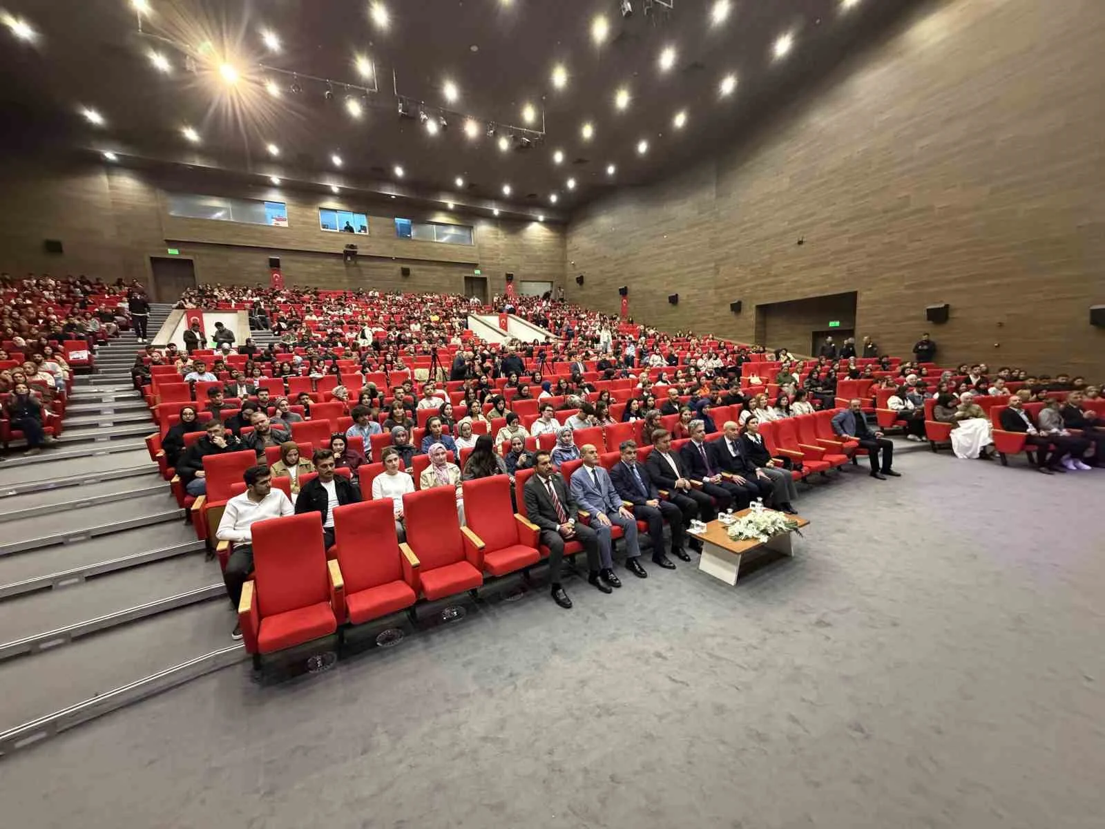 Üniversitelilere iş fırsatı: 869 kişi alınacak