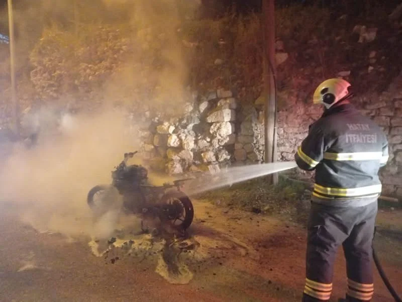 Antakya’da yanan motosiklet kullanılmaz hale geldi