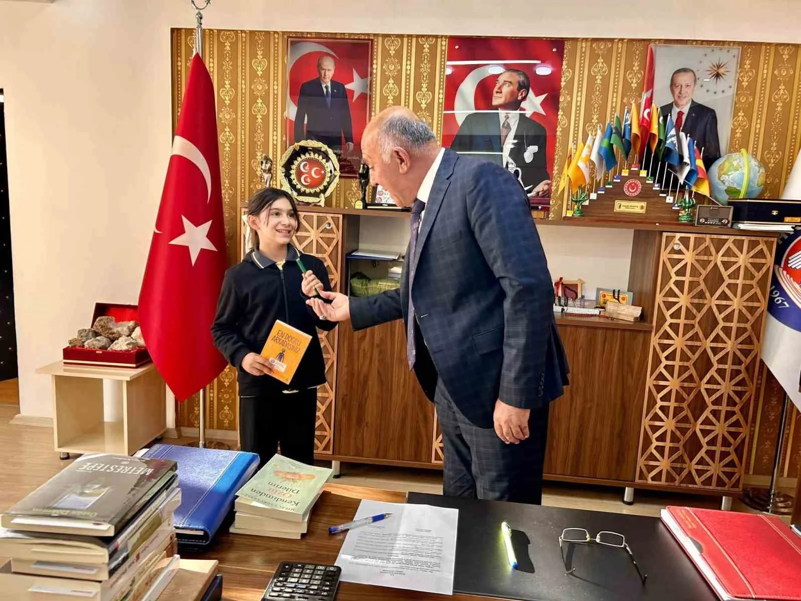Hisarcık’ta kitap okuyan öğrenciye Başkan Demirtaş’tan destek