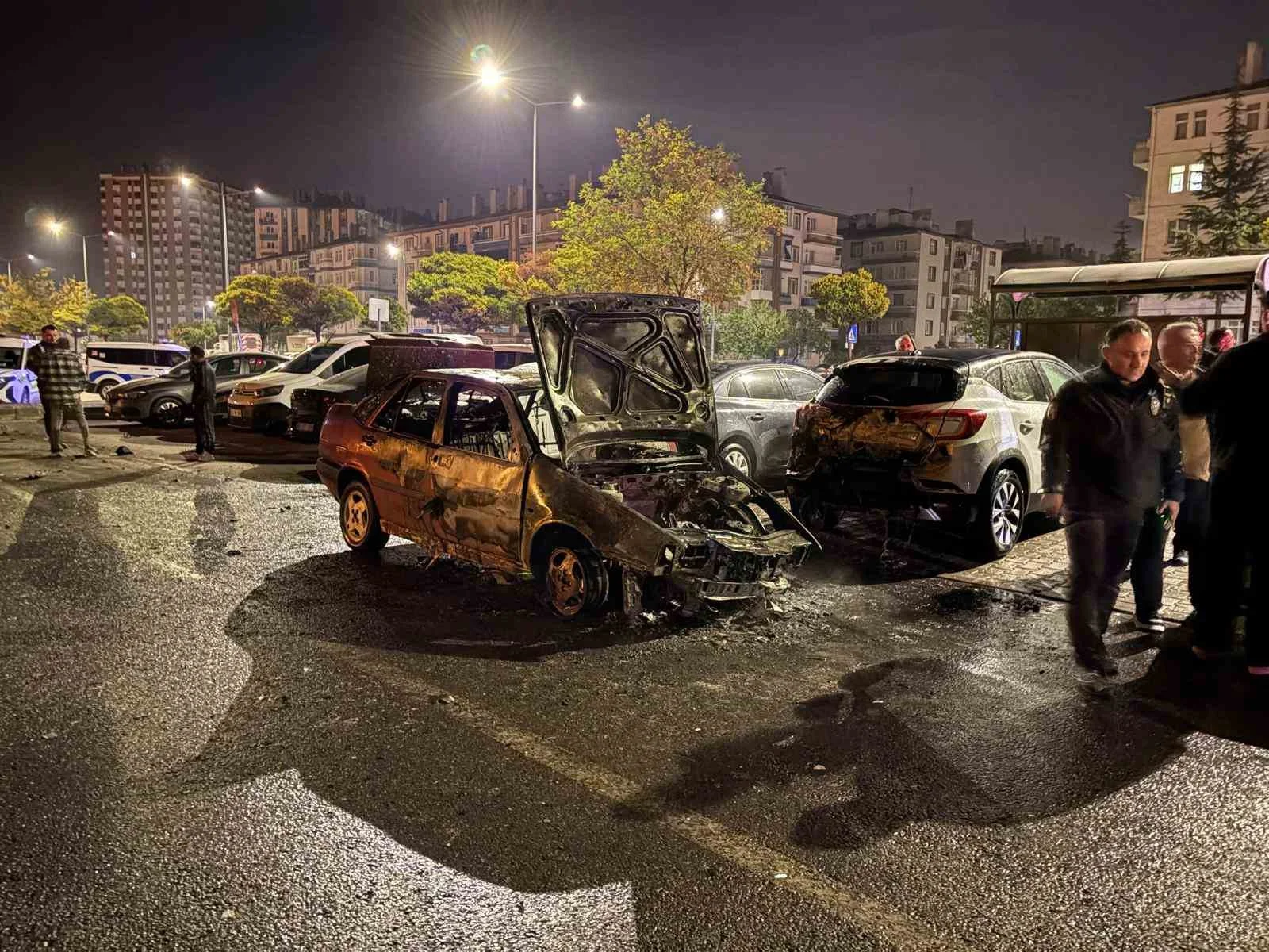 Kayseri’de kaza yapan otomobil alev aldı, park halindeki 3 araç zarar gördü: 1 yaralı