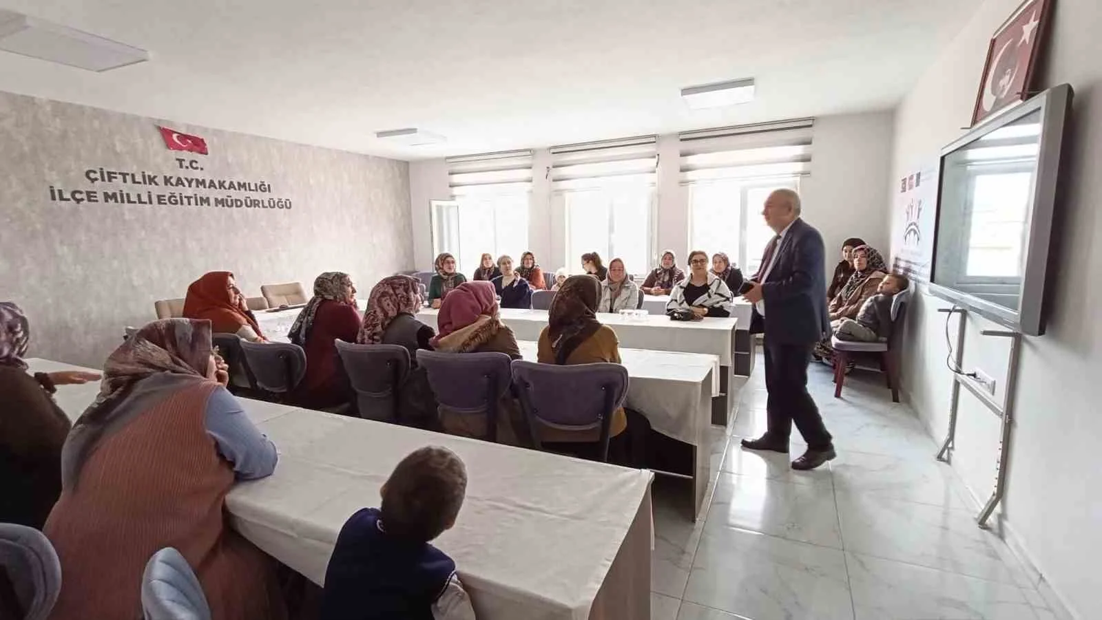 Niğde Halk Eğitimi Merkezi, Erasmus+ deneyimlerini Çiftlik’te paylaştı