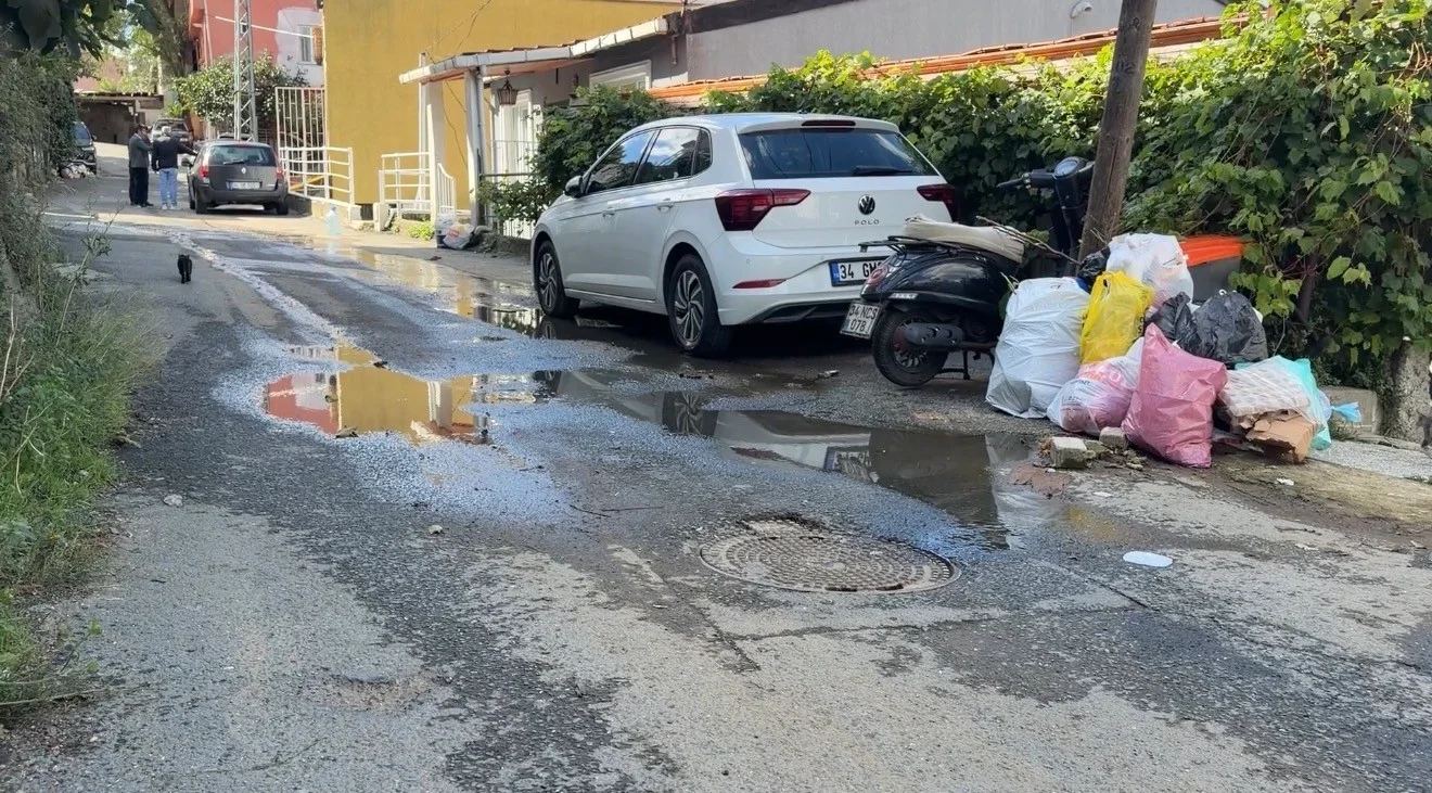 Sarıyer’de evlerinin önünden akan kanalizasyon suyu mahalleliyi isyan ettirdi: "Kendi başımıza belediyecilik yapmaya çalışıyoruz"