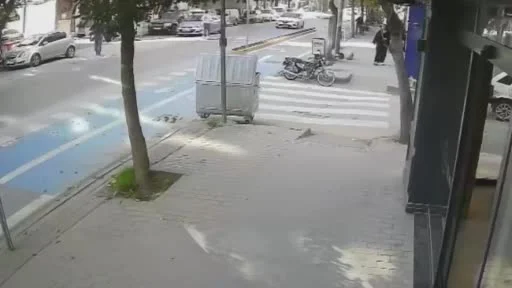 Kendisi için ayrılan yolda ilerleyen bisikletliye otomobilin çarpma anı kamerada