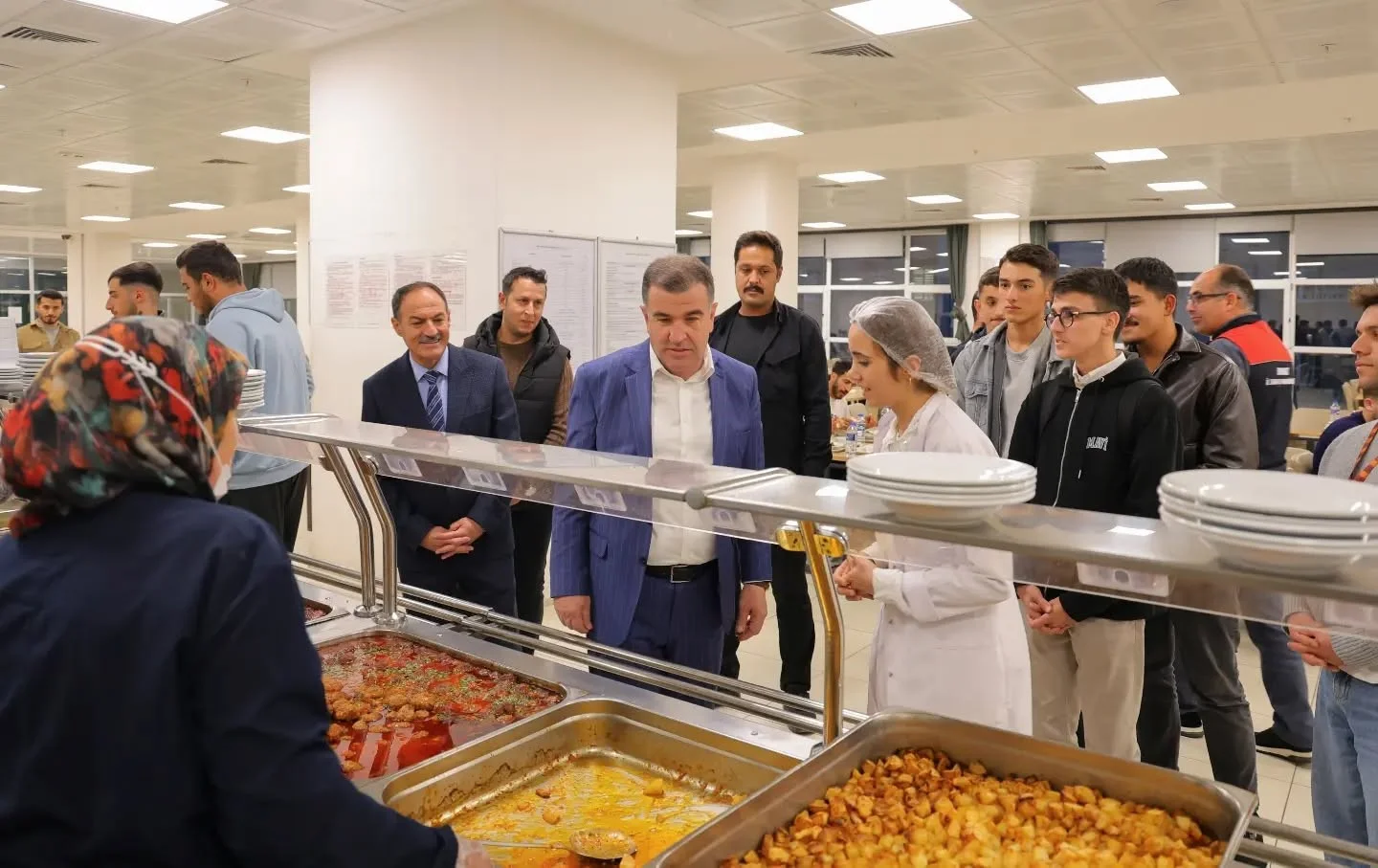 Vali Eldivan yurtlarda öğrencilerin taleplerini dinledi