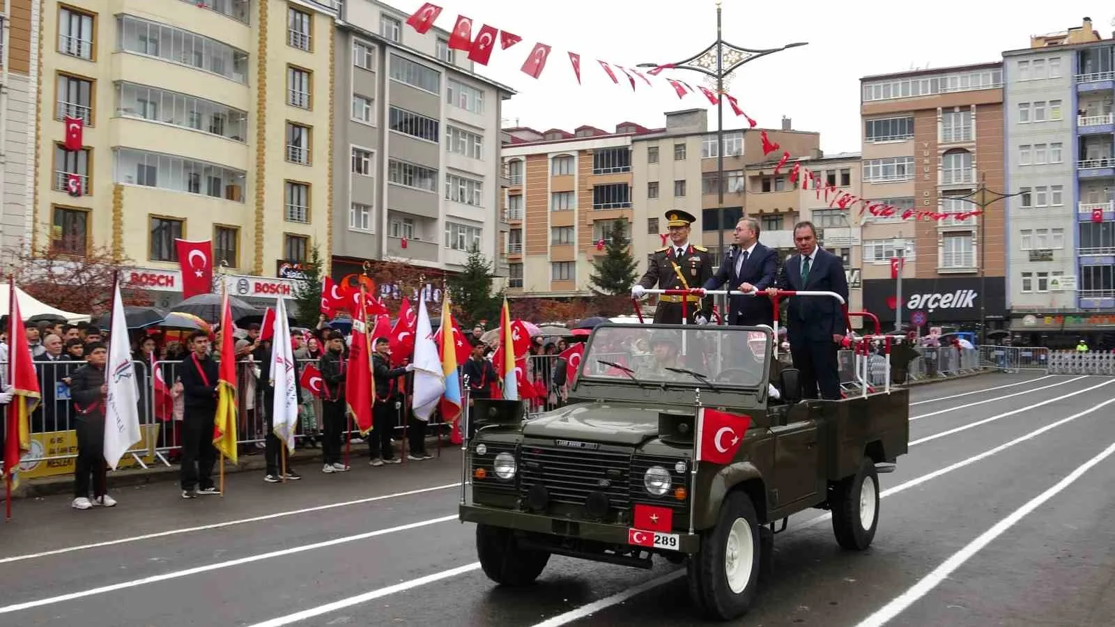Kars’ta Cumhuriyet’in 103. yılı yağmur altında coşkuyla kutlandı