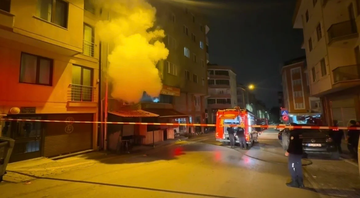 Kıraathanede gece yarısı çıkan yangın korkuttu
