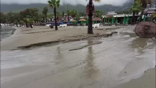 Muğla’da sağanak Akyaka sahilini harabeye çevirdi