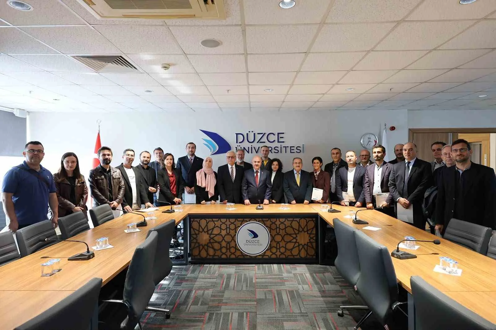 Rektör Sözbir, uluslararası bilim insanları sıralamalarında yer alan akademisyenlerle bir araya geldi