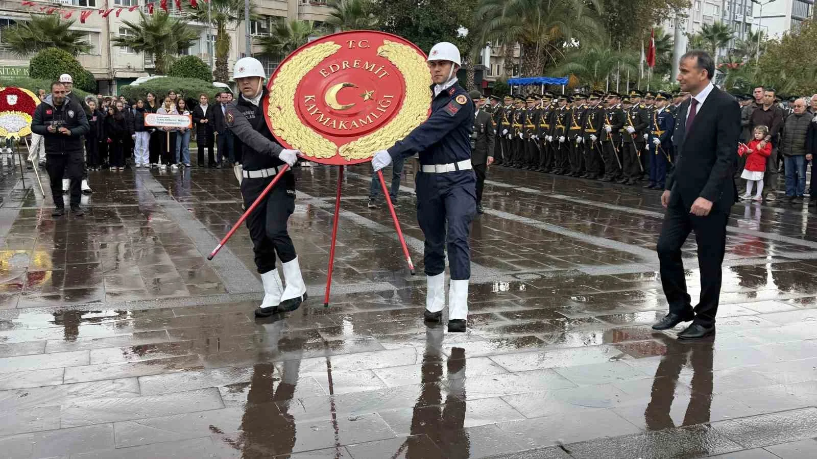 Edremit’te Cumhuriyet Bayramı kutlamaları çelenk sunma töreniyle başladı