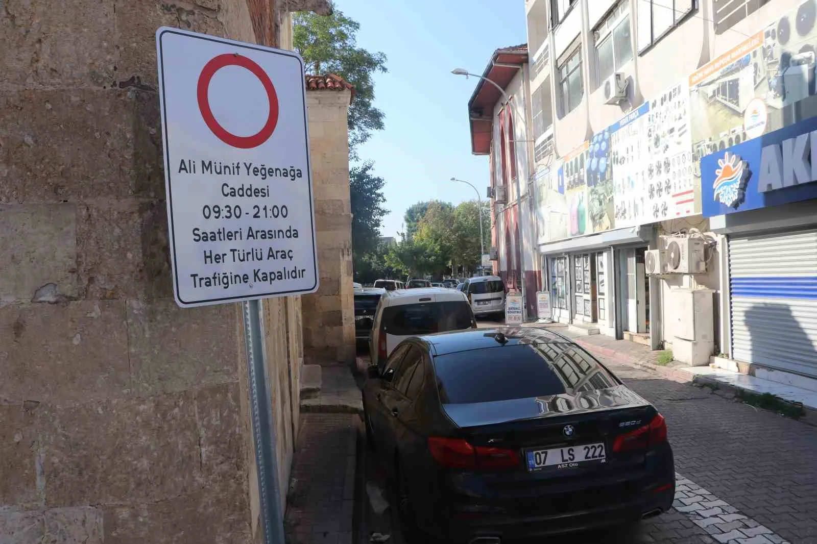 Tarihi Büyük Saat Kulesi’nin bulunduğu cadde trafiğe kapatıldı