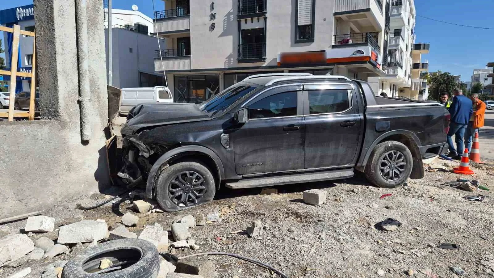 Otomobil ile kamyonet çarpıştı: 1’i ağır 2 yaralı
