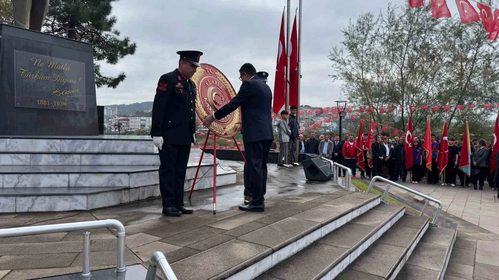 Alaplı’da Cumhuriyet Bayramı’nın 103. yılı çelenk töreniyle kutlandı