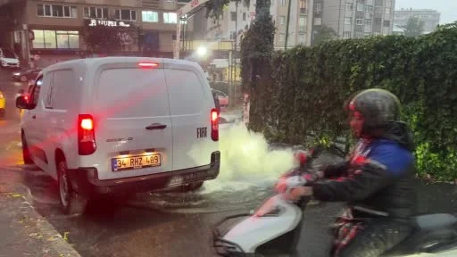 Şişli yollar göle döndü, onlarca araç suda kaldı