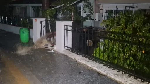 Beykoz’da evlerin giriş katını su bastı: Vatandaşlar kovalarla suyu tahliye etmeye çalıştı