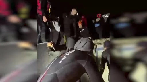Kemerburgaz’da villanın çatısında mahsur kalan vatandaş jandarma tarafından böyle kurtarıldı