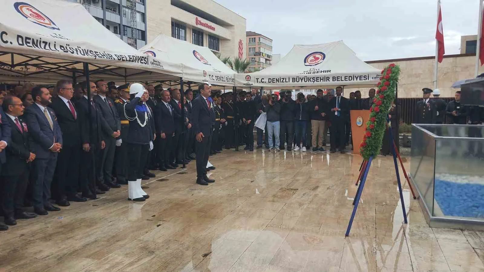 Denizli’de Cumhuriyet Bayramı kutlamaları çelenk töreniyle başladı