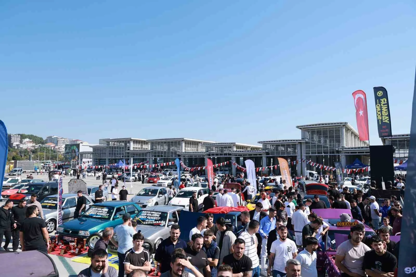 Gebze’de modifiyeli araç tutkunları festivalde buluştu