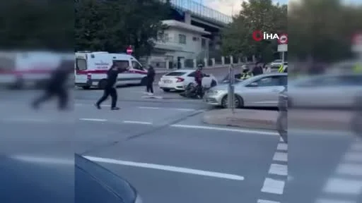 Beyoğlu’nda otomobil ile motosiklet çarpıştı: 1 yaralı