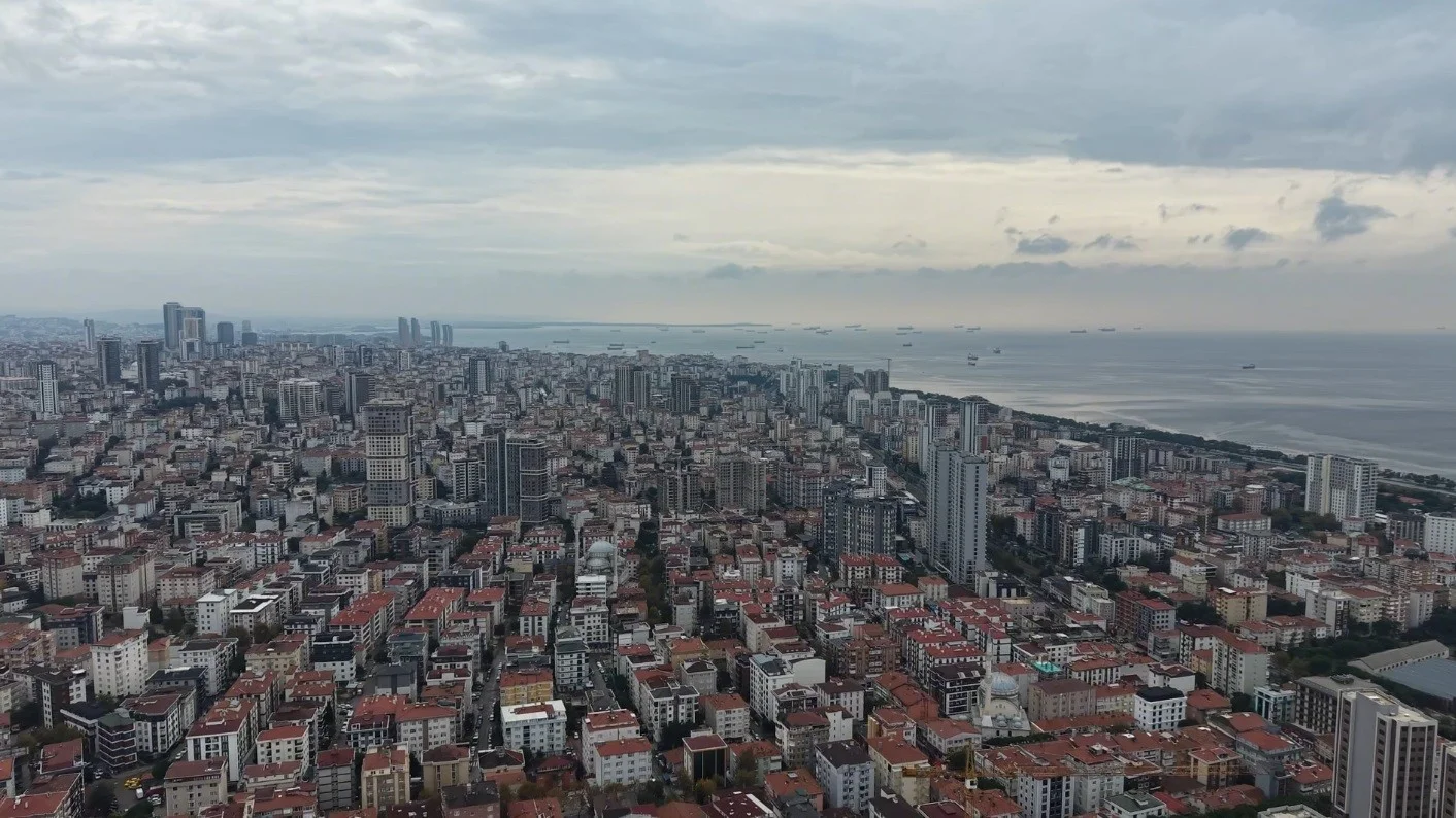 İstanbul’u iki farklı hava etkisi altına aldı: Yağmur bulutları havadan görüntülendi