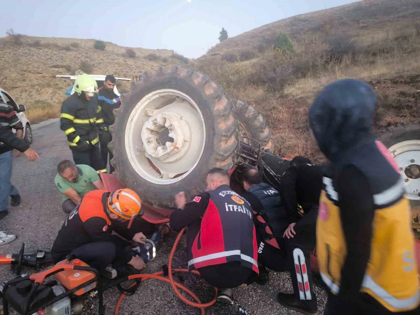 Erzincan’da traktörün altında sıkışan sürücüyü kurtarıldı